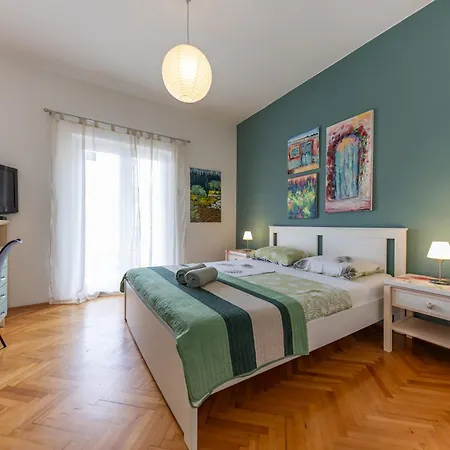 Green Holiday Apartment